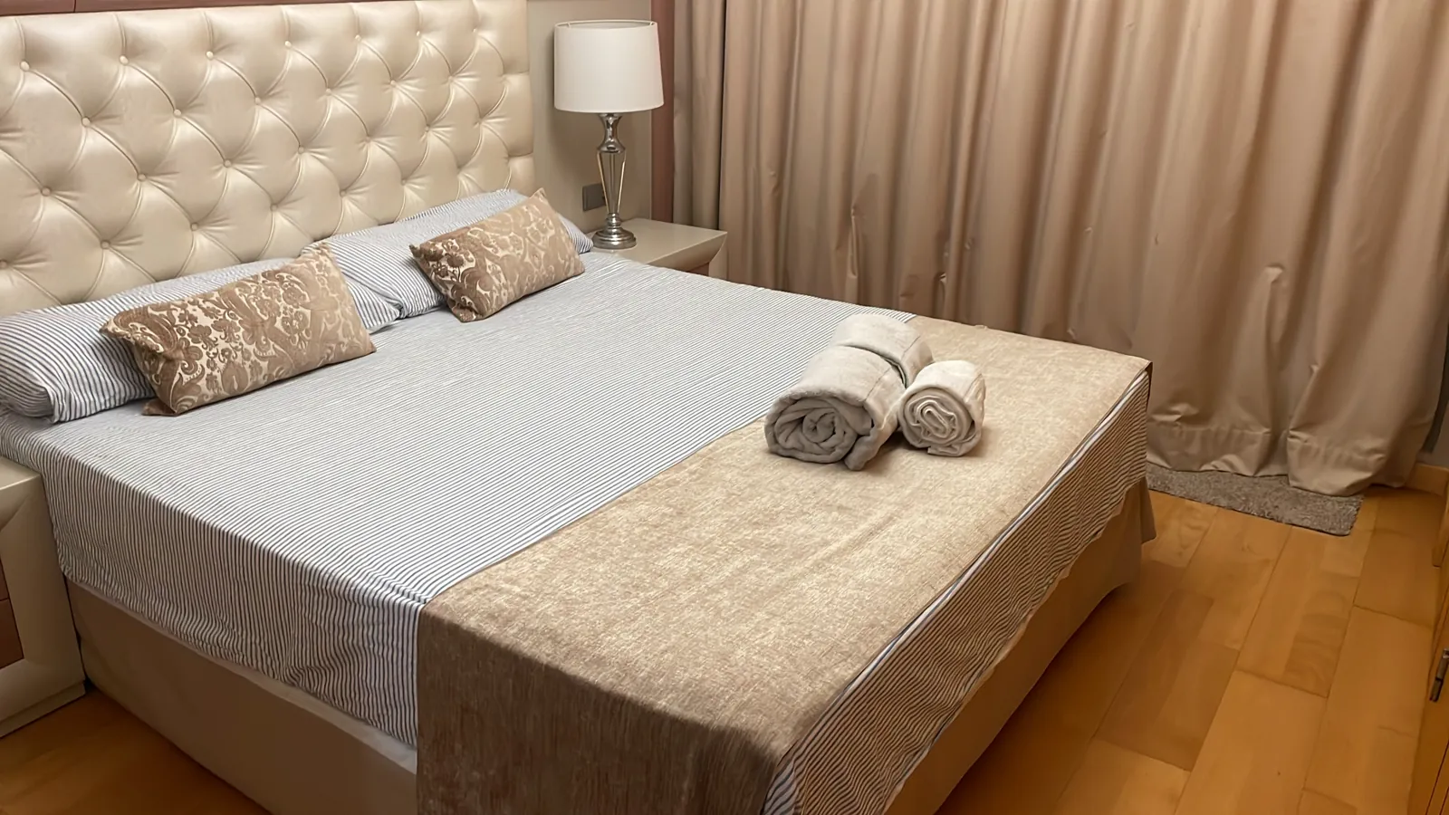 Camera di una suite preparata con letto in stile alberghiero