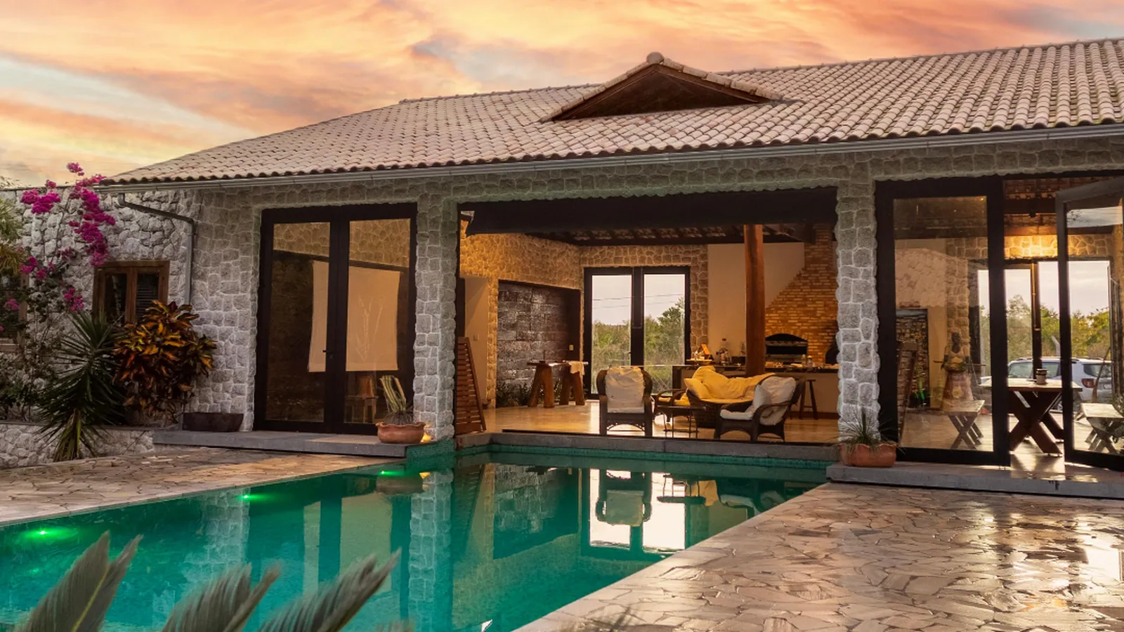 Villa de lujo con piscina y porche iluminado al atardecer en la Costa del Sol