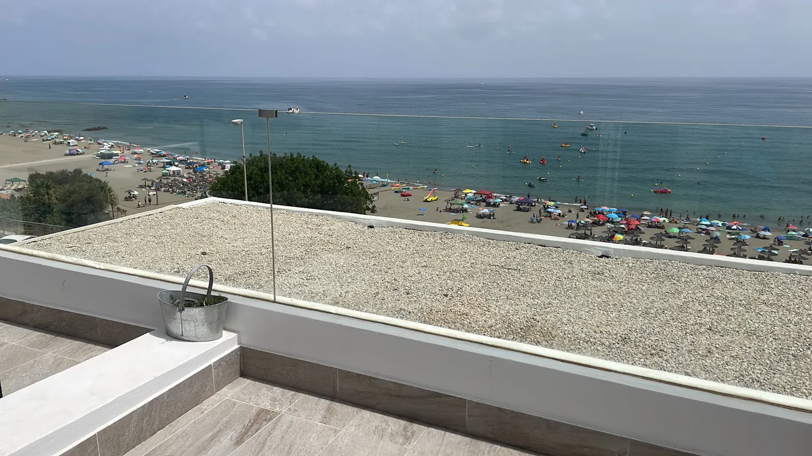 Terraza frente al mar de una residencia de lujo en la Costa del Sol