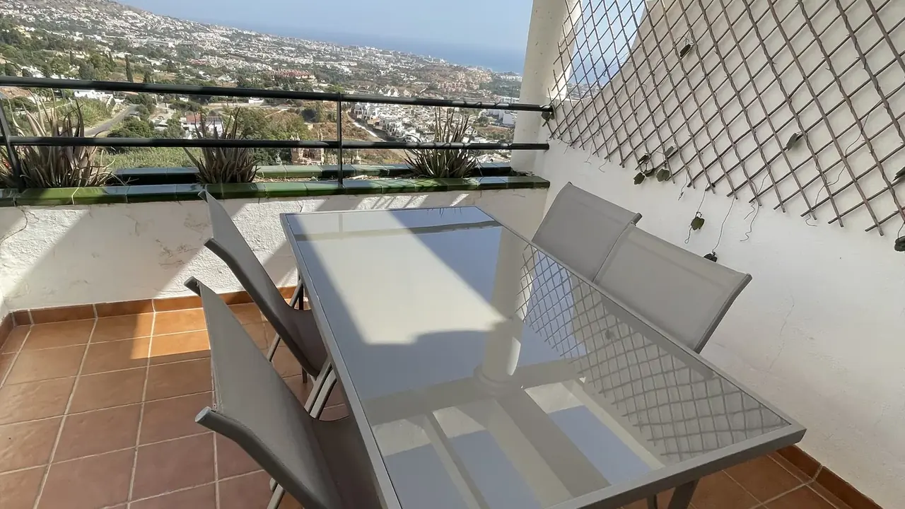 Terraza con vistas al mar limpia y lista, como las que preparamos en Nerja