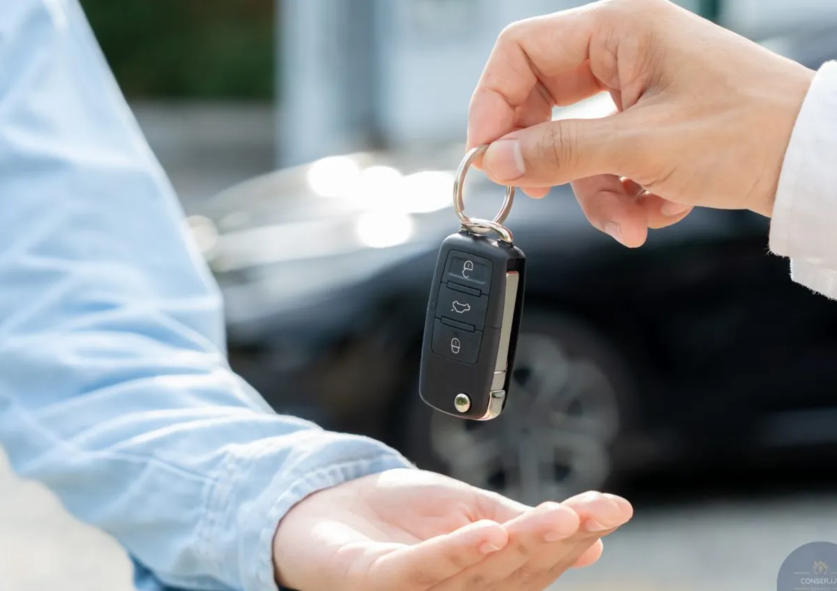 Entrega de las llaves de un coche de alquiler