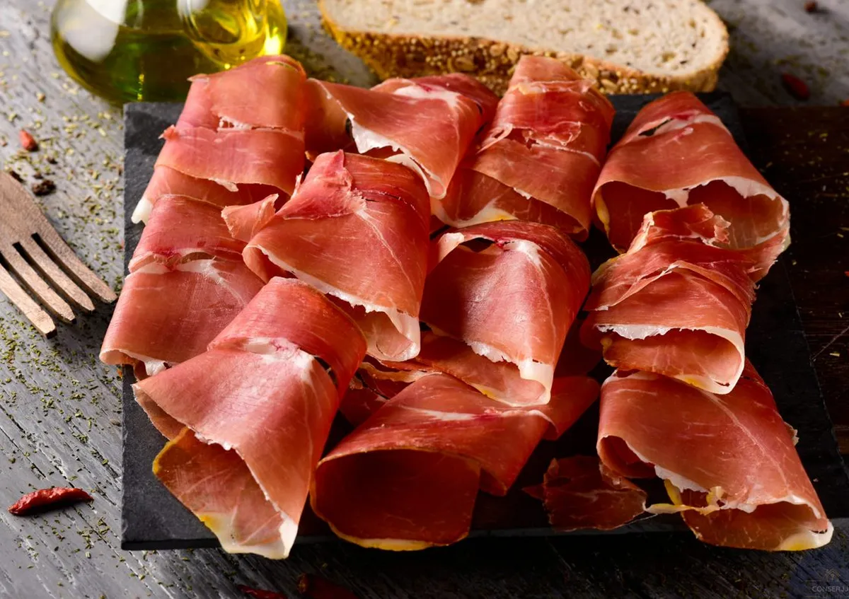 Plato de jamón ibérico cortado a cuchillo para una degustación