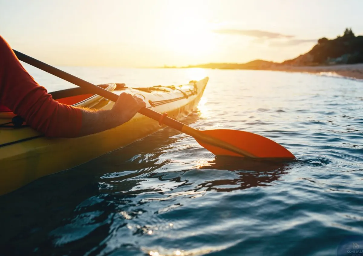 Kayak al atardecer en la costa de Maro