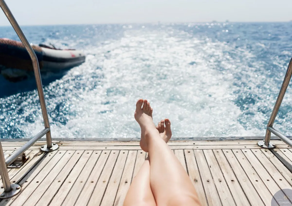 Cubierta de un barco navegando por el Mediterráneo